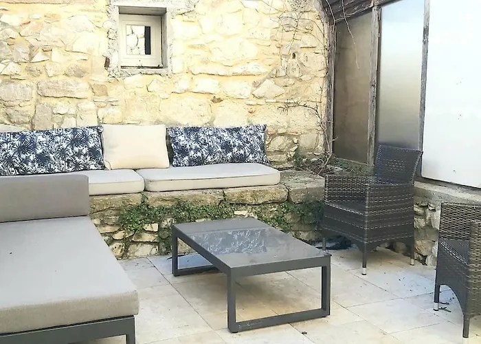 Grand De Caractere 25 Personnes Piscine