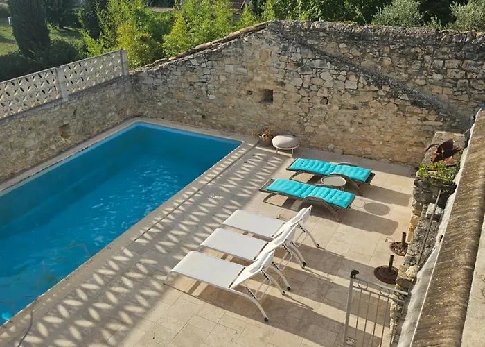 Grand De Caractere 25 Personnes Piscine Ners